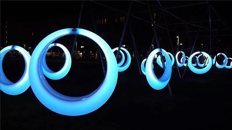 深夜宁静乐园:户外led发光秋千